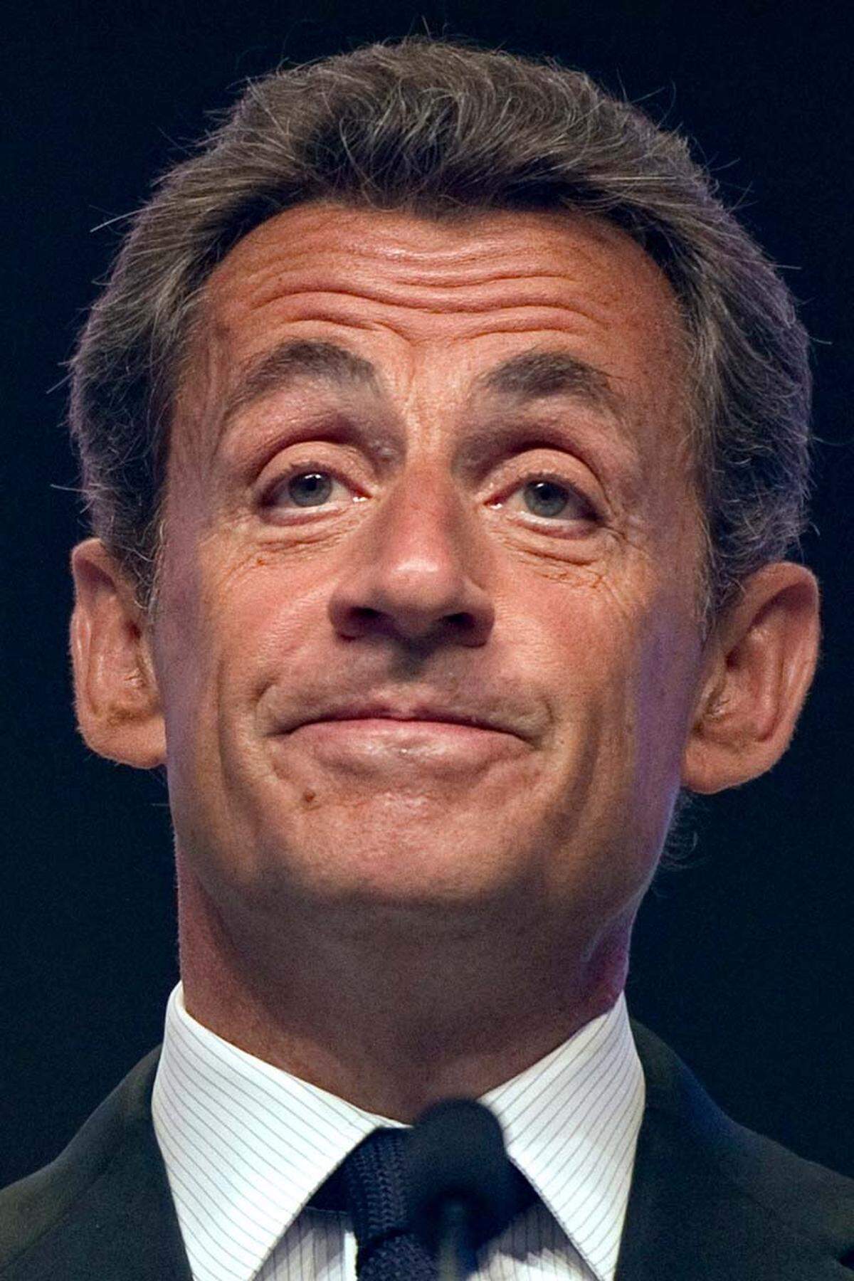 Très expensive: Dem kleinen Mann an der Spitze der Grande Nation wird seine staatstragende Rolle mit einem stattliche Gehalt versüßt. Präsident Nicolas Sarkozy bringt es auf ein Jahreseinkommen von 240.000 Euro.