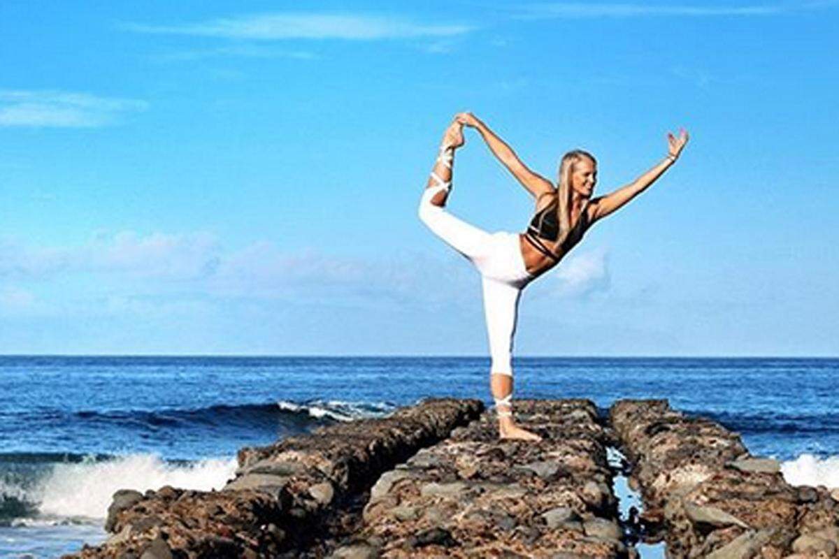 Die Schwedin, die für Ryanair eine Boeing 737 steuert, präsentiert auf ihrer Website Mariathepilot.com ihren persönlichen Karriereweg zur Pilotin -  und setzt sich dabei perfekt in Szene. Wie hier bei ihrem liebsten Hobby, dem Yoga.