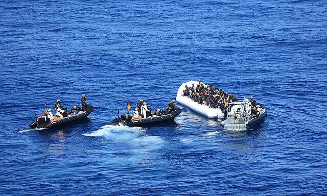Die deutsche Marine rettet Flüchtlinge im Mittelmeer