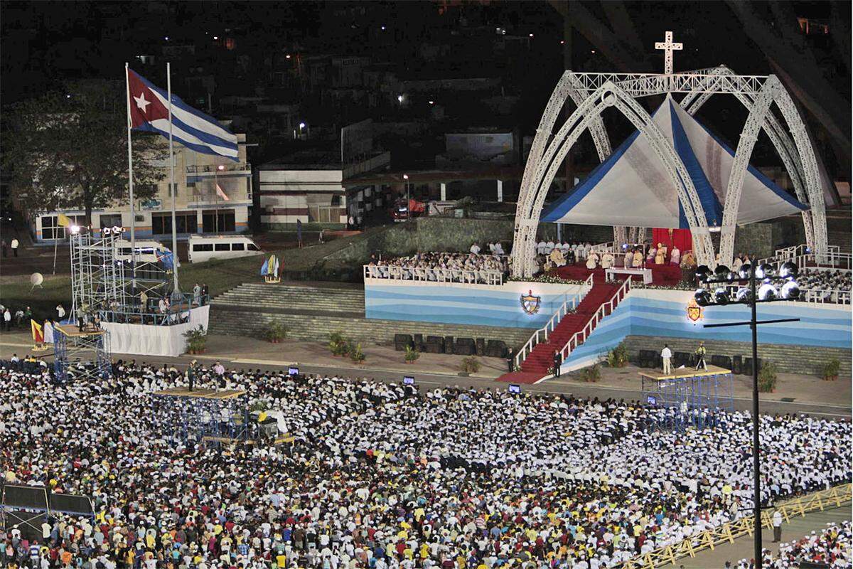 In seiner Predigt rief Benedikt die kubanischen Katholiken dazu auf, "eurem Glauben neue Kraft zu geben". Sie sollten "mit den Waffen des Friedens, der Vergebung und des Verständnisses für den Aufbau einer offenen und erneuerten Gesellschaft, einer besseren, menschenwürdigeren Welt kämpfen"