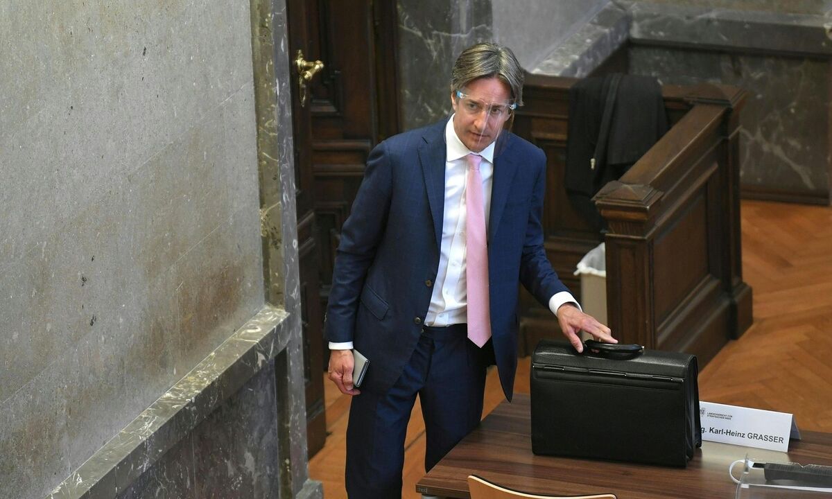 Karl-Heinz Grasser mit Corona-Visir, Hauptangeklagter im Buwog-Prozess. 
