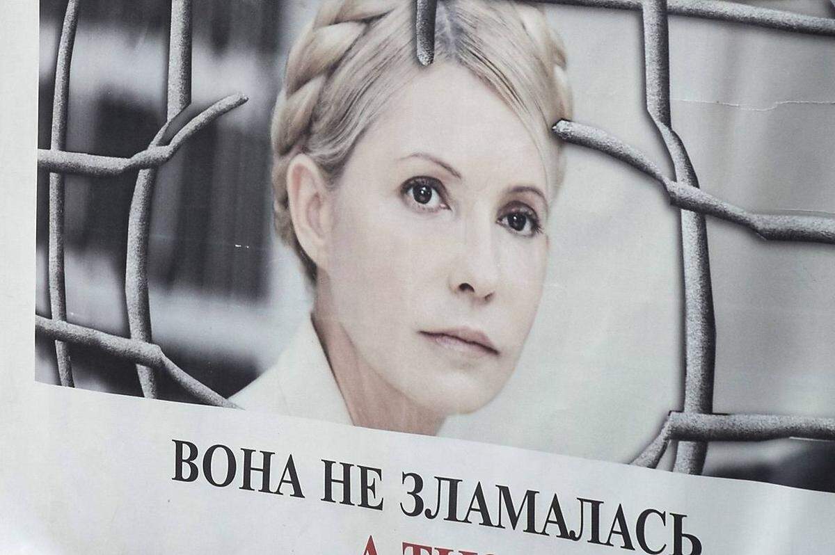 Julia Timoschenko (53), von ihren Anhängern ikonisch verehrt war 2004 das Gesicht der "Revolution in Orange". Als Premierministerin zerstritt sie sich jedoch mit dem ebenfalls prowestlichen Präsidenten Juschtschenko. Bevor sie in die Politik ging, war sie als Unternehmerin im Erdöl- und Erdgassektor tätig, was ihr den Titel "Gasprinzessin" einbrachte. In einem umstrittenen Prozess wurde sie 2011 wegen Amtsmissbrauchs zu sieben Jahren Haft verurteilt. Am Samstag kam sie nach einem Parlamentsbeschluss frei.