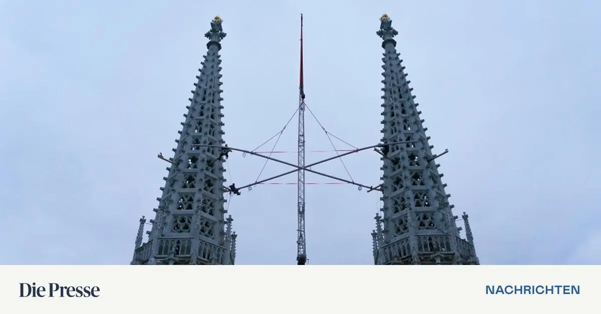 -Sehnsucht-nach-dem-Ewigen-Unendlichkeitszeichen-zwischen-die-T-rme-der-Votivkirche