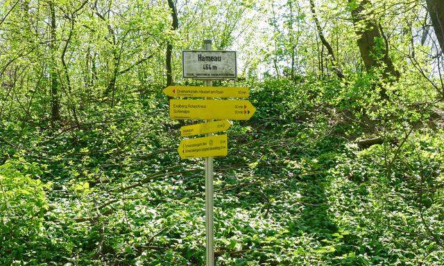 Altes Schild, neue Pfeile: Hameau, Wienerwald. 