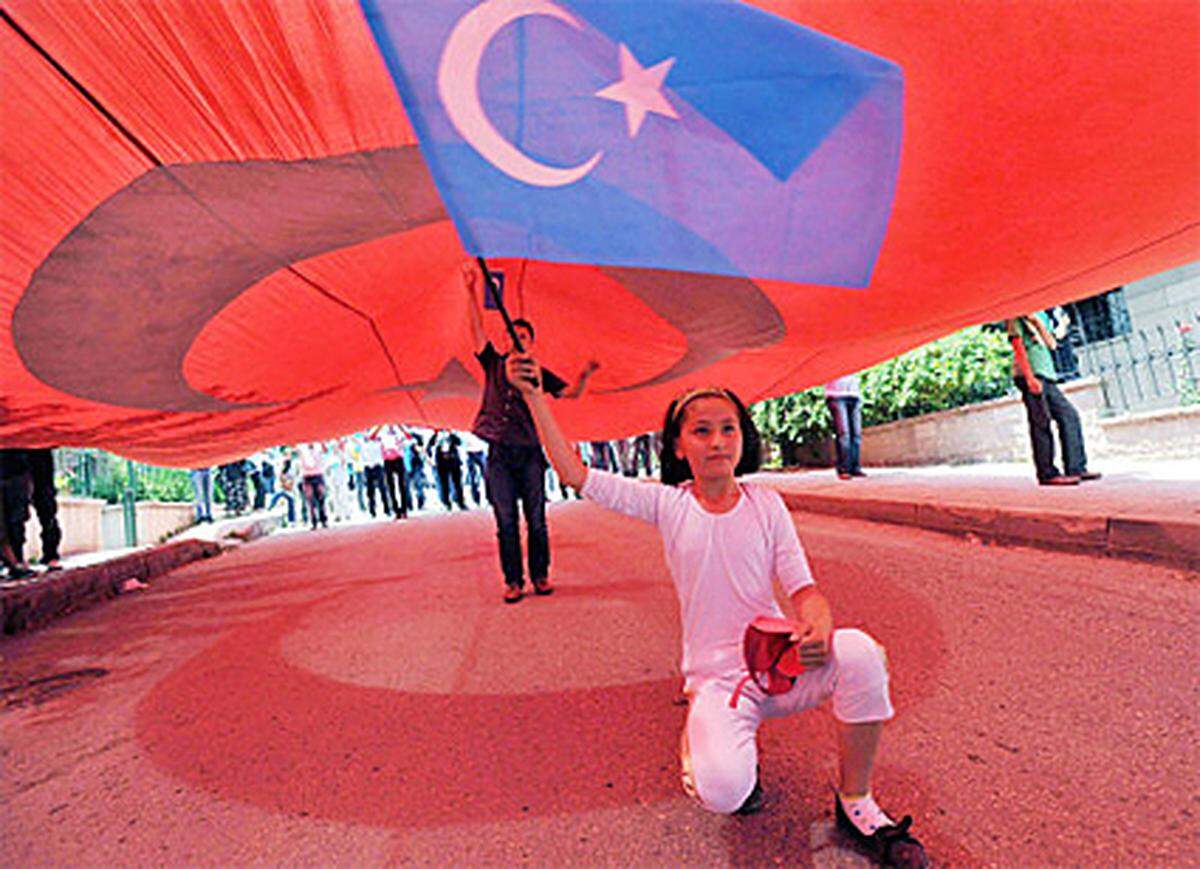 Die Türkei will den UN-Sicherheitsrat zur Beendigung der ethnischen Auseinandersetzungen in China einschalten. In der Türkei leben viele aus China emigrierte Uiguren. Bild: Demonstration in Istanbul.