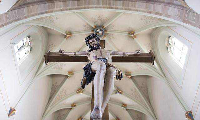 Jesus Christus am Kreuz Evangelische Stadtkirche Balingen Baden W�rttemberg Deutschland Europa *