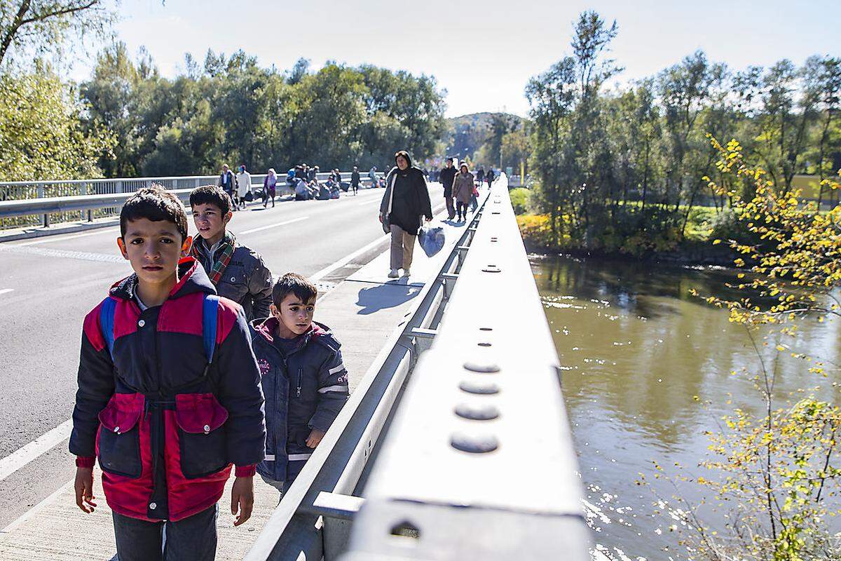 Die Situation am österreichisch-slowenischen Grenzübergang Spielfeld ist angespannt. Nachdem am Mittwoch rund 2000 Flüchtlinge die dortige Absperrung durchbrachen, taten es ihnen am Donnerstag hunderte weitere gleich. Die Polizei versucht, die Lage zu beruhigen. Ein Überblick über die Geschehnisse:      