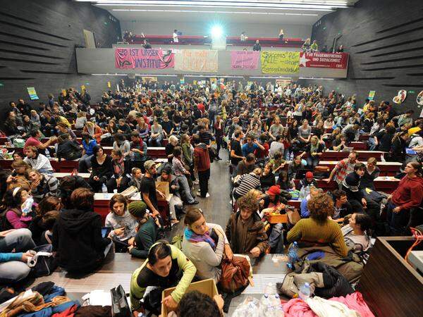 Eigentlich Auditorium Maximum, größter Hörsaal einer Universität. Das Audimax der Wiener Hauptuni erlangte im Vorjahr Berühmtheit, als Studenten es rund zwei Monate lang besetzten und davon ausgehend die größten Studentenproteste organisierten, die es in Österreich seit 1968 gegeben hat.