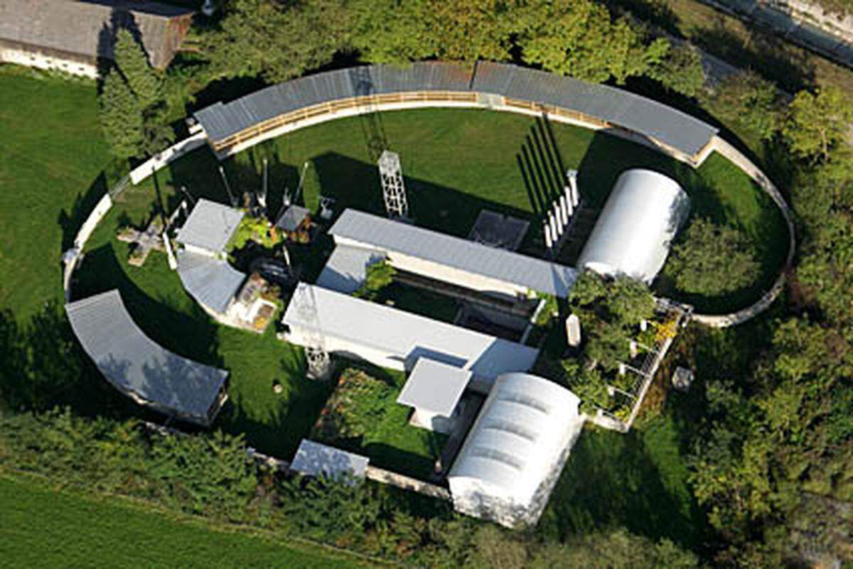 Als Paradies bezeichnet der Künstler seinen seit 1979 im Gailtal entstehende Garten- und Gebäudekomplex.  Das Paradies, 1979–2009 Luftbildaufnahme
