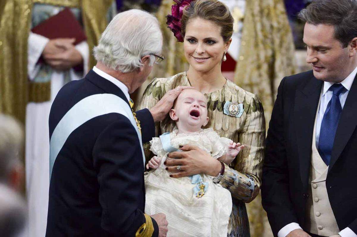 Prinz Nicolas, jüngster Spross der schwedischen Königsfamilie, ist am Sonntag in der Schlosskirche von Drottningholm getauft worden.