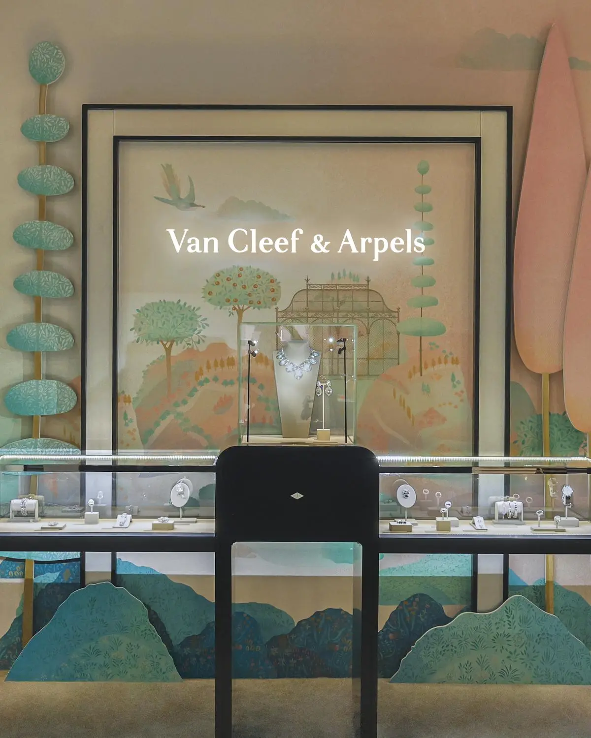 Es ist nicht einfach, hier auszustellen, und der kleine Schmucksektor ist ein Randsektor der Messe. Van Cleef & Arpels hat sich über die Jahre zum Fixstarter gemacht.