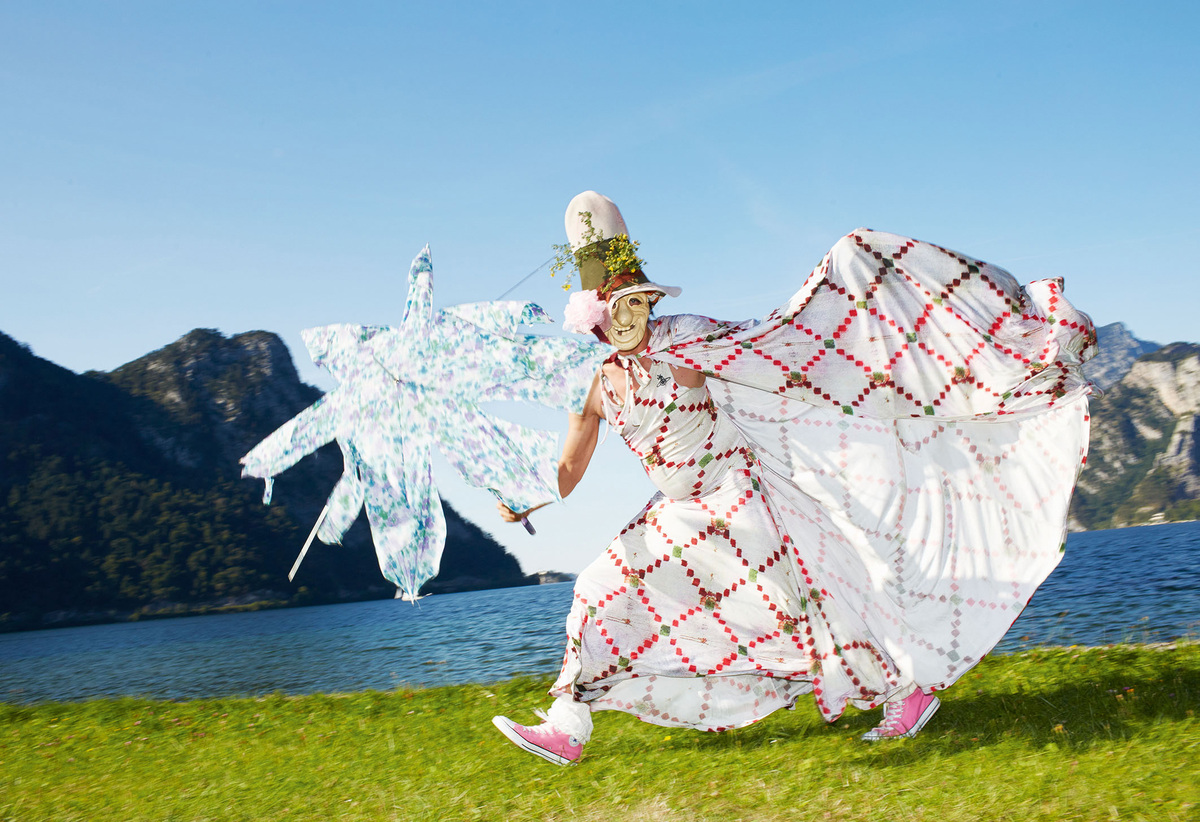 Fotografin Maria Ziegelböck wird mit ausgewählten Arbeiten (auch am Cover) mit dem Parcours von „The Fest) interagieren.