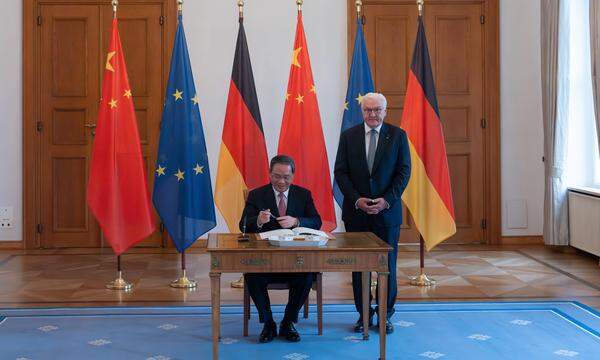 Der chinesische Premier, Li Qiang, trug sich am Montag in das Gästebuch des deutschen Bundespräsidenten, Frank-Walter Steinmeier, ein.