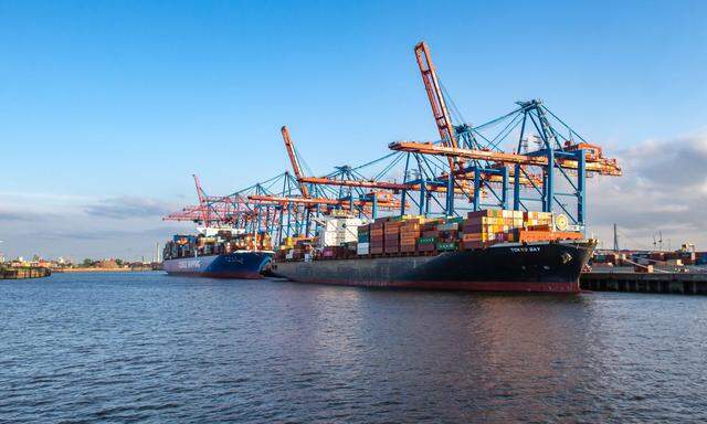 12.06.2022, Hamburg, Seehafen Hamburger Hafen. (L-R) das Containerschiff CSCL SATURN (Hongkong) und das Containerschiff