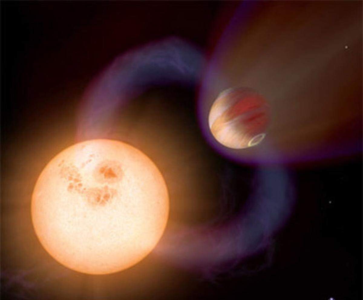 Auf diesem Exoplaneten gehen die Uhren sehr viel schneller, als bei uns: Für eine Umrundung seiner Sonne benötigt er gerade einmal zehn Stunden. Mit seinem Stern bleibt er auch gerne auf Tuchfühlung: Gerade einmal 1,2 Millionen Kilometer beträgt die Distanz zwischen Sonne und Exoplanet. Um bei solch extremen Bedingungen nicht auseinander zu brechen, besitzt dieser Planet etwa die 1,6-fache Masse des Jupiters.