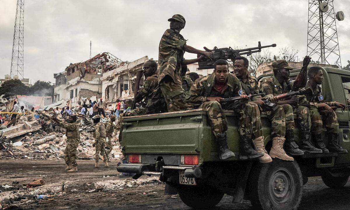 Somalia kennt sich mit blutigen Tragödien aus. Seit 1991 steckt das Land am Horn von Afrika scheinbar in einem Kreislauf aus Gewalt, Flucht und Hunger. Die Al-Shabaab-Miliz kämpft um die Vorherrschaft in dem Land und will dort einen sogenannten Gottesstaat mit strikter Auslegung des islamischen Rechts (Scharia) errichten. Zwar konnten die Extremisten 2011 aus der Hauptstadt verdrängt werden. Doch Frieden und Stabilität sind nicht in Sicht - trotz einer rund 20 000 Mann starken Friedenstruppe der AU. Auch in Nachbarländern hat Al-Shabaab immer wieder Anschläge verübt.