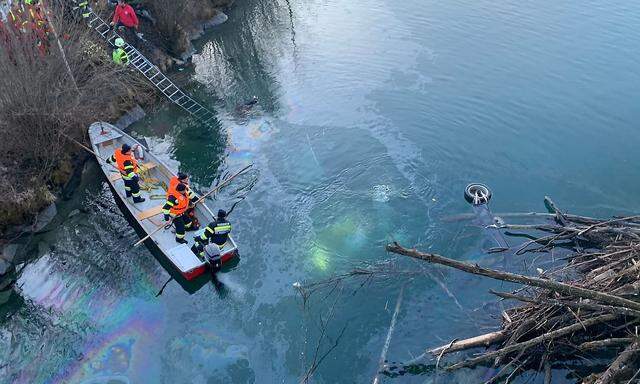 Im Einsatz standen mehrere Polizeistreifen, Einsatzkräfte der Freiwilligen Feuerwehren und der Wasserrettung, sowie Rettungshubschrauber.