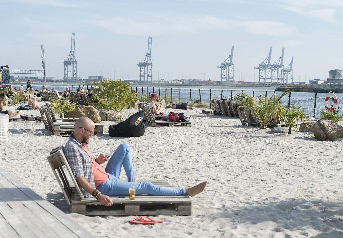 Kopenhagens Coolness ist schon lange bekannt, und auch die kleinere dänische Stadt Aarhus hat über die Jahre immer mehr für Aufsehen gesorgt: Die märchenhafte Altstadt mit vielen kleinen Läden und die Strände garantieren einen entspannten Wochenendausflug, für die gute Küche ist die Stadt ebenfalls in aller Munde.