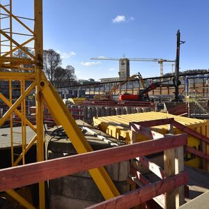 Baugrube dahinter alter Bahnhofsturm des Bonatzbaus Bauprojekt S21 Stuttgart 21 Bahnprojekt Stuttg