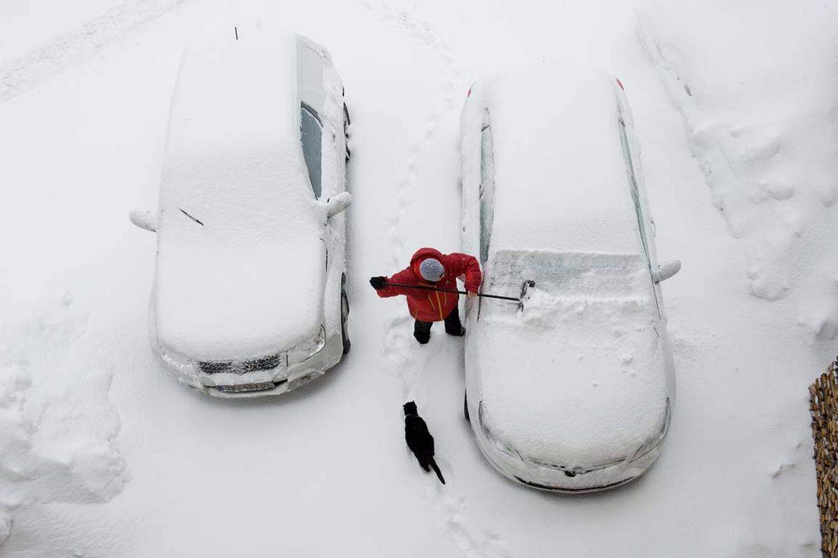 Die Schneesituation bleibt auch in Salzburg angespannt, wo auf der eisglatten Tauernautobahn zahlreiche Unfälle passierten.