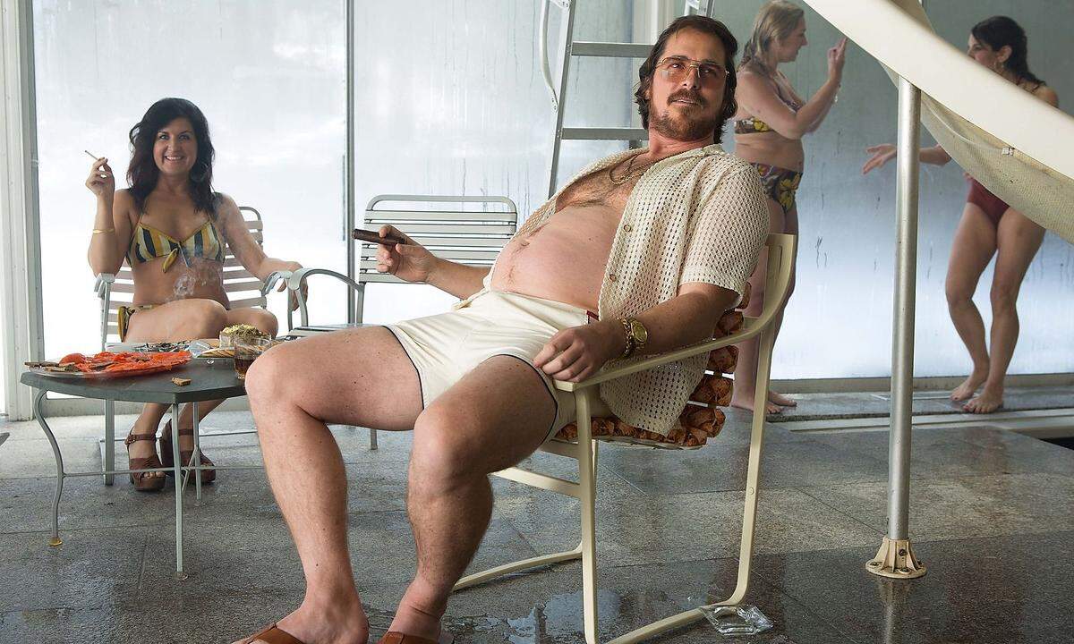 In "American Hustle" (2013) nahm er für die Rolle des Trickbetrügers Irving Rosenfeld wieder 20 Kilo hinauf. "Ich aß alles, einfach alles", sagte der Schauspieler und wurde im Jahr 2014 in der Kategorie Bester Hauptdarsteller für den Oscar nominiert. Erhalten hat ihn allerdings ein anderer Hungerkünstler, nämlich ...