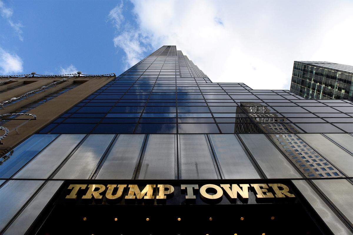 Der New Yorker Trump Tower hat die exklusivste Adresse, die ein Gebäude wohl haben kann: Fifth Avenue, Manhattan. 202 Meter ist der Wolkenkratzer hoch und beherbergt die goldlastige Rolltreppe, die so charakteristisch ist für den Präsidenten, so auch die Trump'sche Wohnung. Trump wird vorgeworfen, sich bei dem Bau auf Deals mit der Mafia eingelassen zu haben. Der Architekt Der Scutt hat jedenfalls eine Zick-Zack-Fassade designt, wobei ein Teil begrünt werden kann. Eröffnet wurde das Gebäude im November 1983.