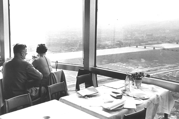 Auf dem Turm gibt es ein Restaurant, ein Café und zwei Aussichtsplattformen (auf 150 und 155 Metern Höhe). Die Plattformen der Gastronomiebetriebe drehen sich, drei verschiedene Geschwindigkeiten von 26 Minuten bis 52 Minuten pro Umrundung stehen zur Auswahl.