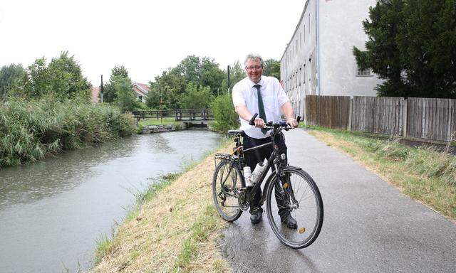 Christoph Kainz paddelte als Jugendlicher im Sautrog durch den Kanal. Als Bürgermeister will er ihn nun touristisch aufwerten.