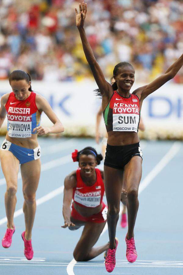 Mit einer Überraschung endet zum Missfallen der Zuschauer der 800 Meter-Bewerb der Frauen. Am Ende siegt die Kenianerin Eubnice Jepkoech Sum vor der russischen Favoritin Mariya Savionova in 1:57,38 Minuten und stellt auch zugleich eine neue persönliche Bestleistung auf. Dahinter wird Brenda Martinez aus den vereinigten Staaten Dritte.