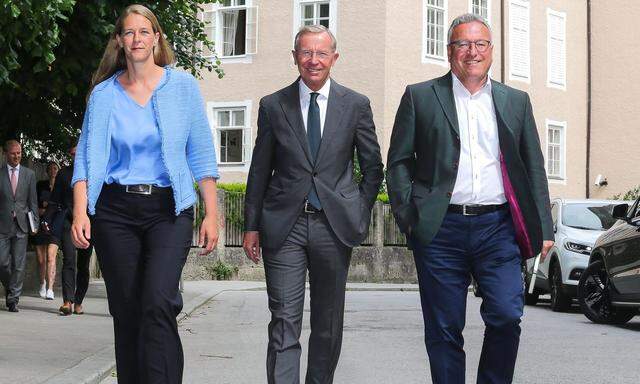 ÖVP-Landeshauptmann Wilfried Haslauer (Mitte) – hier mit den Koalitionspartnern Andrea Klambauer (Neos) und Heinrich Schellhorn (Grüne) – blieb in Salzburg nur knapp unter der 50-Prozent-Marke.