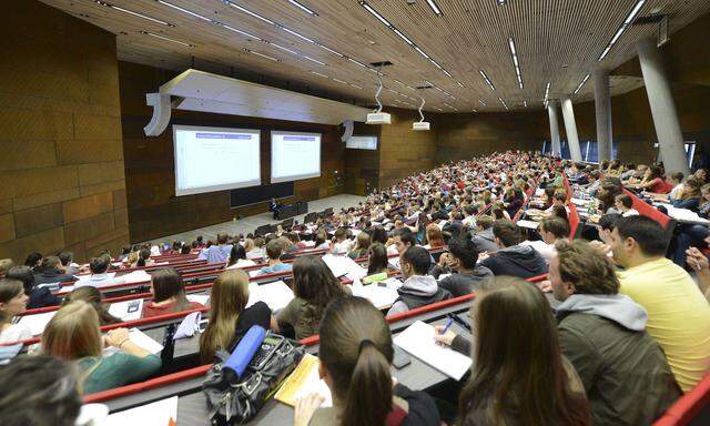 Studierende im Hörsaal