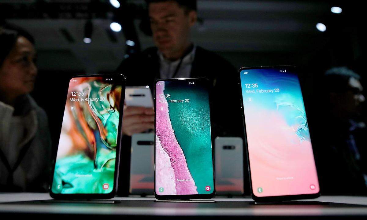 Samsung hat mit dem Galaxy S10 und seinem großen Gefolge eine Produktlinie auf den Markt gebracht, die einerseits viele unterschiedliche Bedürfnisse abdeckt, aber dabei nichts an Qualität eingebüßt. Samsung hat Geräte mit Preisen zwischen 750 und 1600 Euro auf den Markt gebracht. Die Hardware ist super und die Software verbessert worden, auch wenn es hie und da noch Luft nach oben gibt. Vorerst hat sich Samsung mit dem S10 an die Spitze gesetzt, aber schon Ende März präsentiert Huawei das P30. Samsung wird also nicht lange Vorreiter sein.