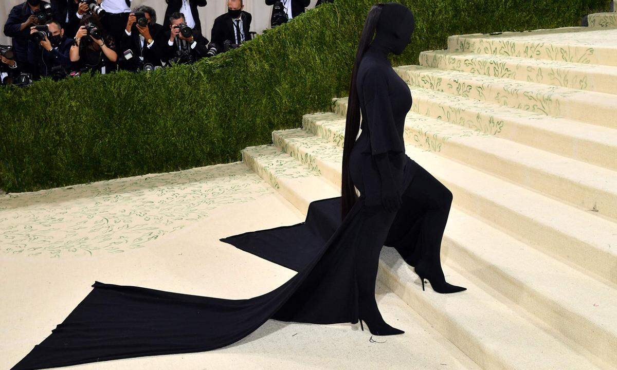 13. September. Sie sorgte bei der Met Gala in New York jedenfalls für die meisten Mode-Schlagzeilen: Kim Kardashian zeigte sich in dieser schwarzen Kleid-Bodysuit-Kombination den Fotografen. Falls es tatsächlich Kardashian war...