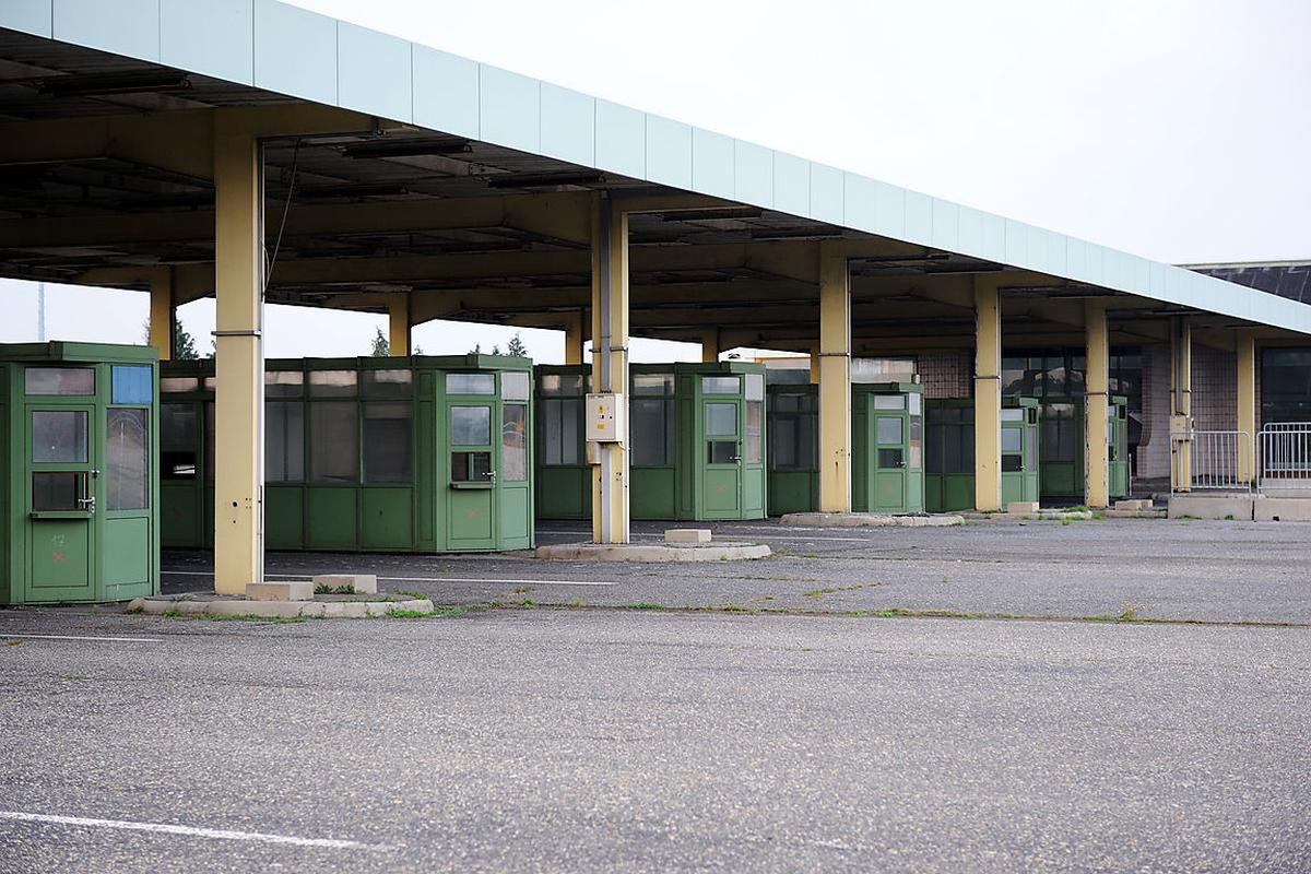 Heute verfallen die Häuschen, nur Lkw müssen sich ein wenig abseits noch einreihen und zur Kontrolle anstellen.