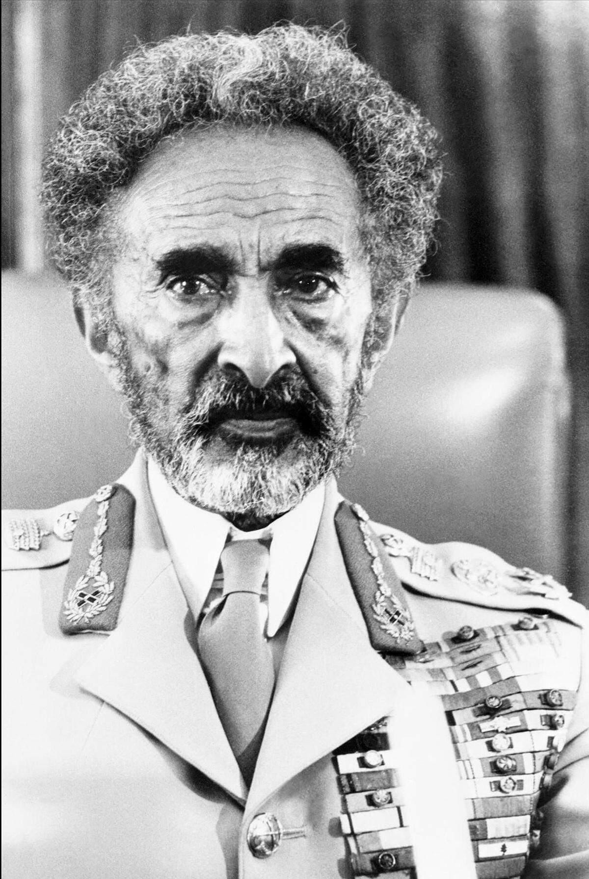 ... und der einstige äthiopische Kaiser Haile Selassie. Alle drei wurden von Gegnern getötet. Ihre sterblichen Überreste waren zunächst verschollen, wurden später entdeckt, identifiziert und danach bestattet.