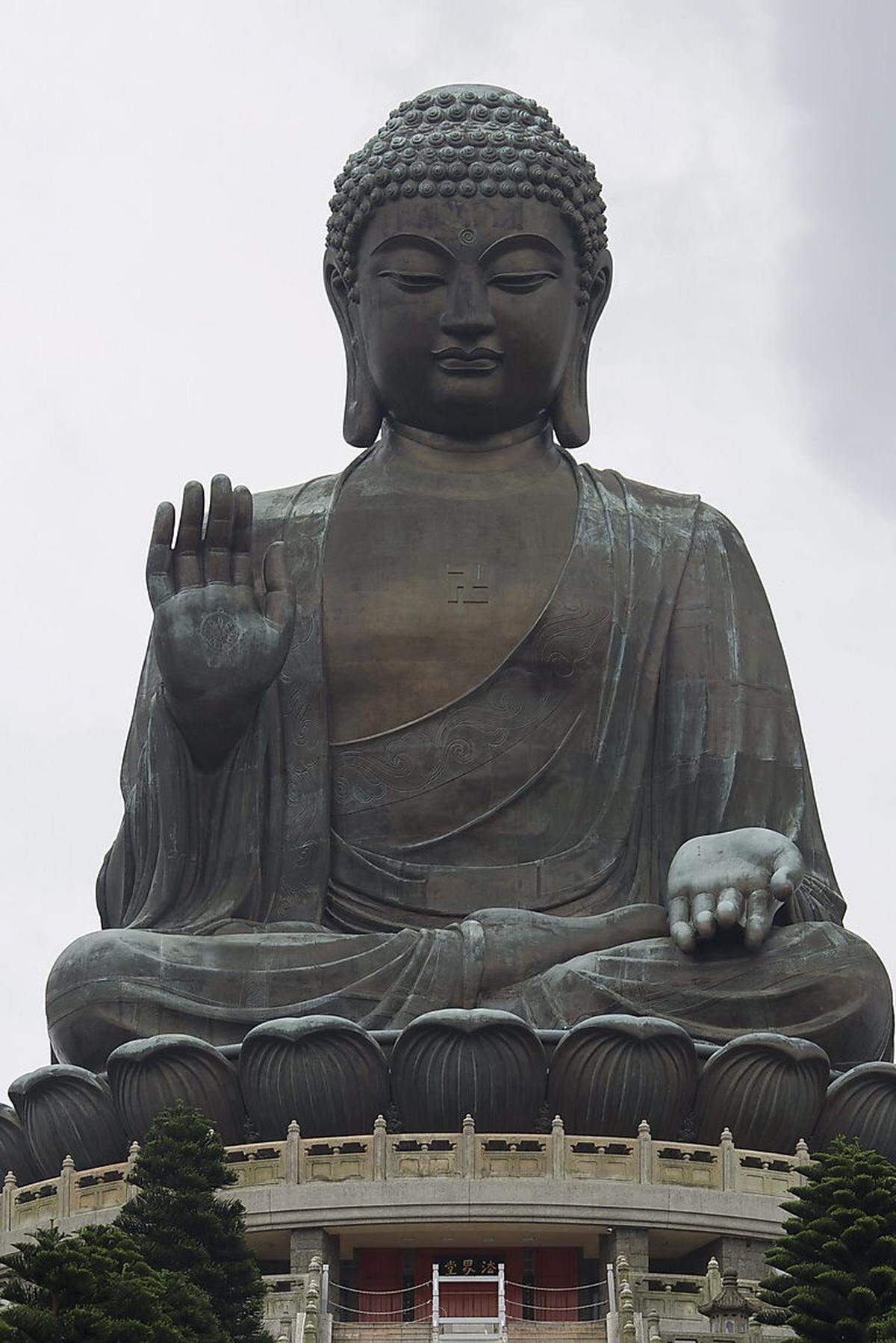 Buddha sagte einst, dass die Füße das Unreinste des ganzen Körpers seien. Somit sei der Kopf das Höhste.In Südostasien darf man eine anderen Person nicht am Kopf berühren oder den Kopf gar streicheln. Dies würde die Seele der Person entweihen.