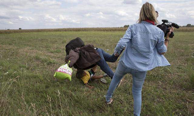 Ein Flüchtling mit Kind fiel, als die Frau ihm bei der Flucht ein Bein stellte.