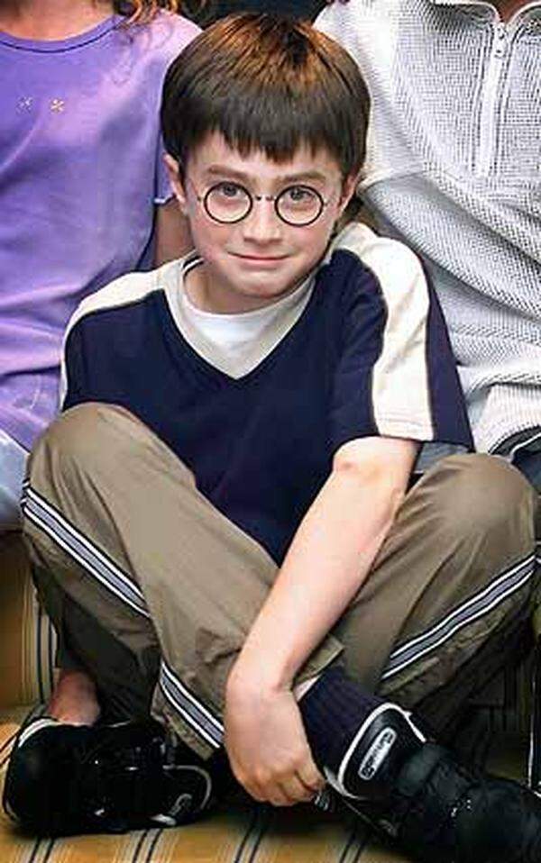 Die Filmreihe "Harry Potter" hat nicht nur unzählige Fans, sondern auch Hauptdarsteller Radcliffe durch die Pubertät begleitet. Neben der öffentlichen Aufmerksamkeit, bringt ihm die Rolle einen beachtlichen Finanzpolster ein. Daniel Radcliffes Vermögen wird auf 30 Millionen Euro geschätzt.