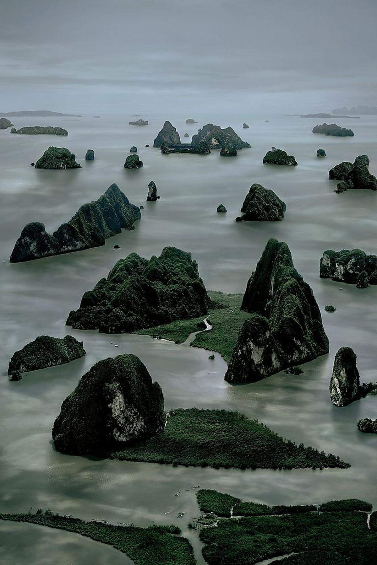 Die "James Bond Islands" des 60-jährigen deutschen Fotografie-Superstars Andreas Gursky dominieren den Hauptraum des Kunstforums. Gursky hat die thailändischen Inseln aus der Helikopter-Perspektive fotografiert, die Bilder dann aber mit massiven Eingriffen verändert.Andreas Gursky: James Bond Island II, 2007