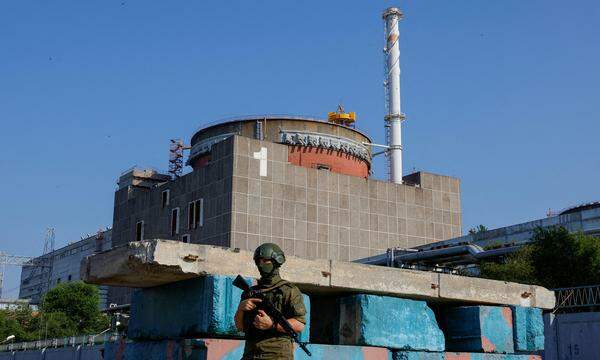 Ein russischer Soldat wacht vor einem Reaktor: Die IAEA forderte bisher vergeblich den russischen Abzug. 