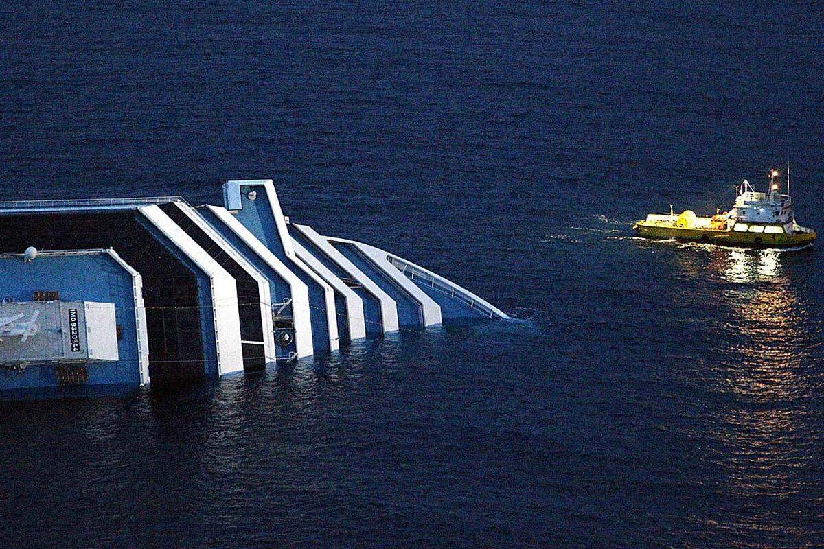 Der Kapitän habe das Kreuzfahrtschiff "extrem ungeschickt" zu nahe an die Insel herangeführt, so der Vorwurf der Staatsanwaltschaft. Zudem habe der 52-Jährige das Schiff lange vor dem Ende der Evakuierungsaktion verlassen. Damit habe er die Passagiere sich selbst überlassen.