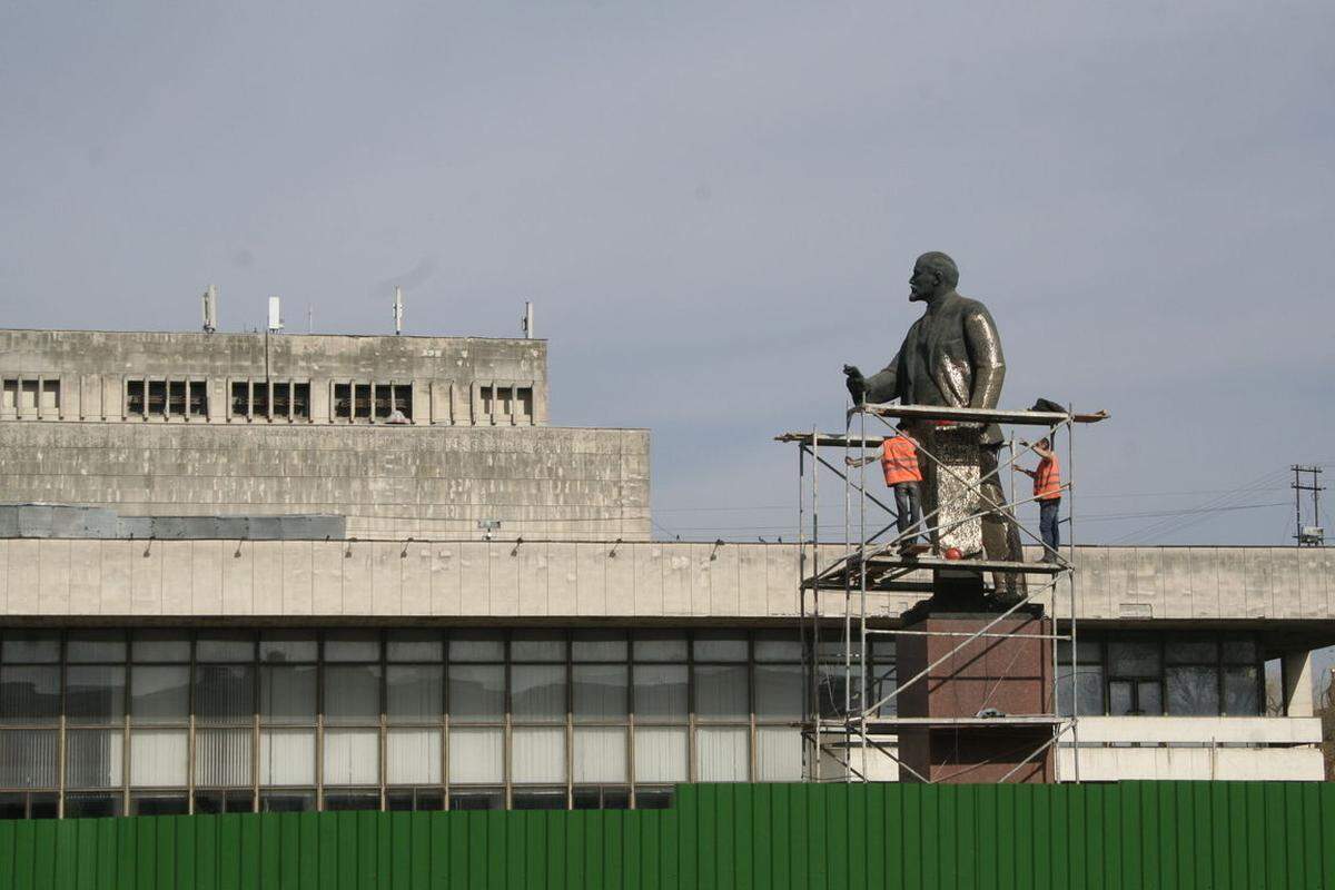 In neuem Glanz: In den Tagen vor dem 16. März wurde die bronzene Lenin-Statue in Simferopol generalsaniert.