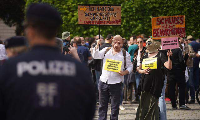Obwohl die Versammlung untersagt worden war, kamen mehrere Dutzend Demonstranten am 24. April auf den Albertinaplatz.