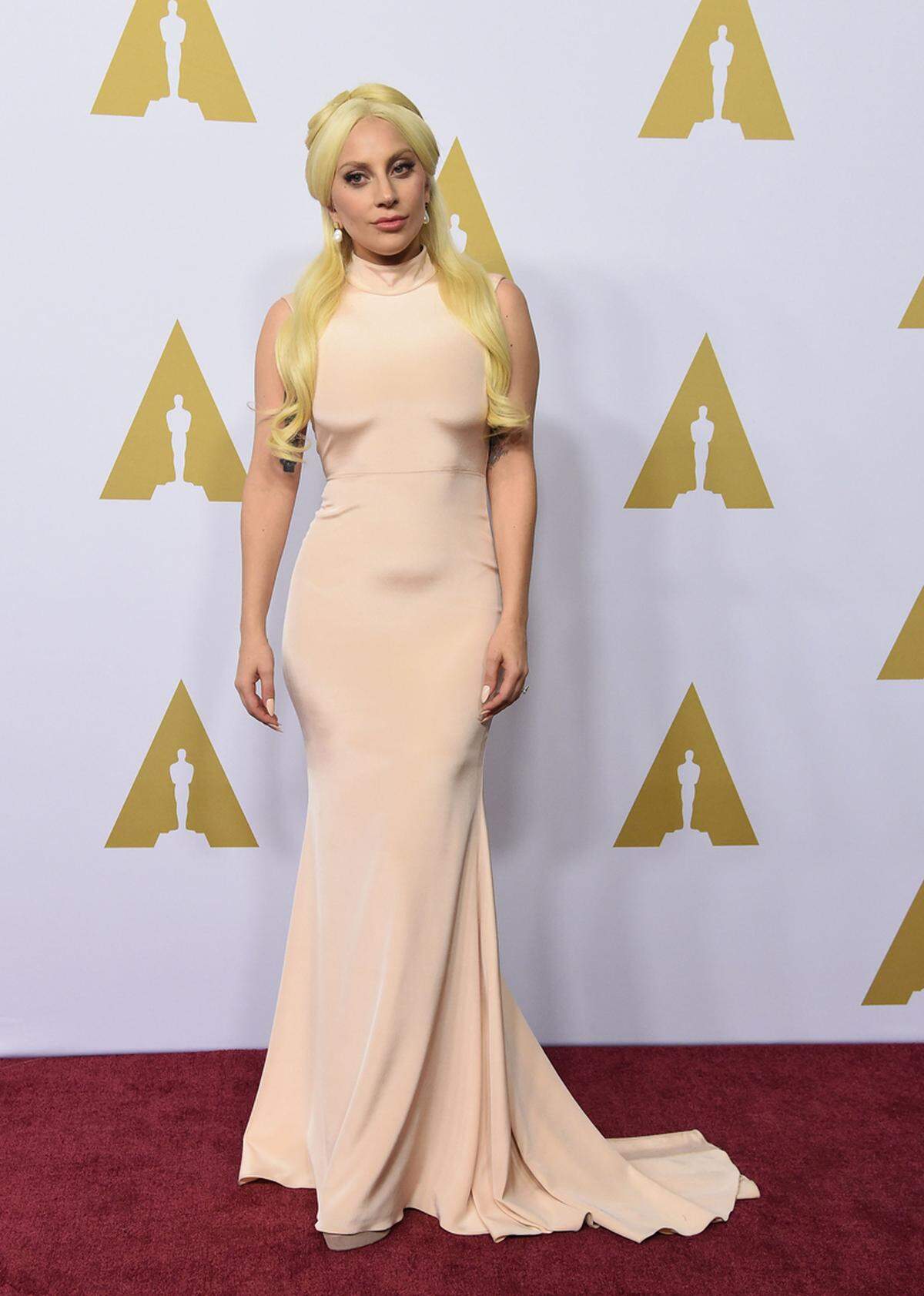 Einen Vorgeschmack auf das Highlight der Awardsaison haben Stars wie Lady Gaga und Jennifer Lawrence beim "Lunch der Nominierten" bekommen. Lady Gaga trug zum Mittagessen ein Kleid von Christian Siriano.