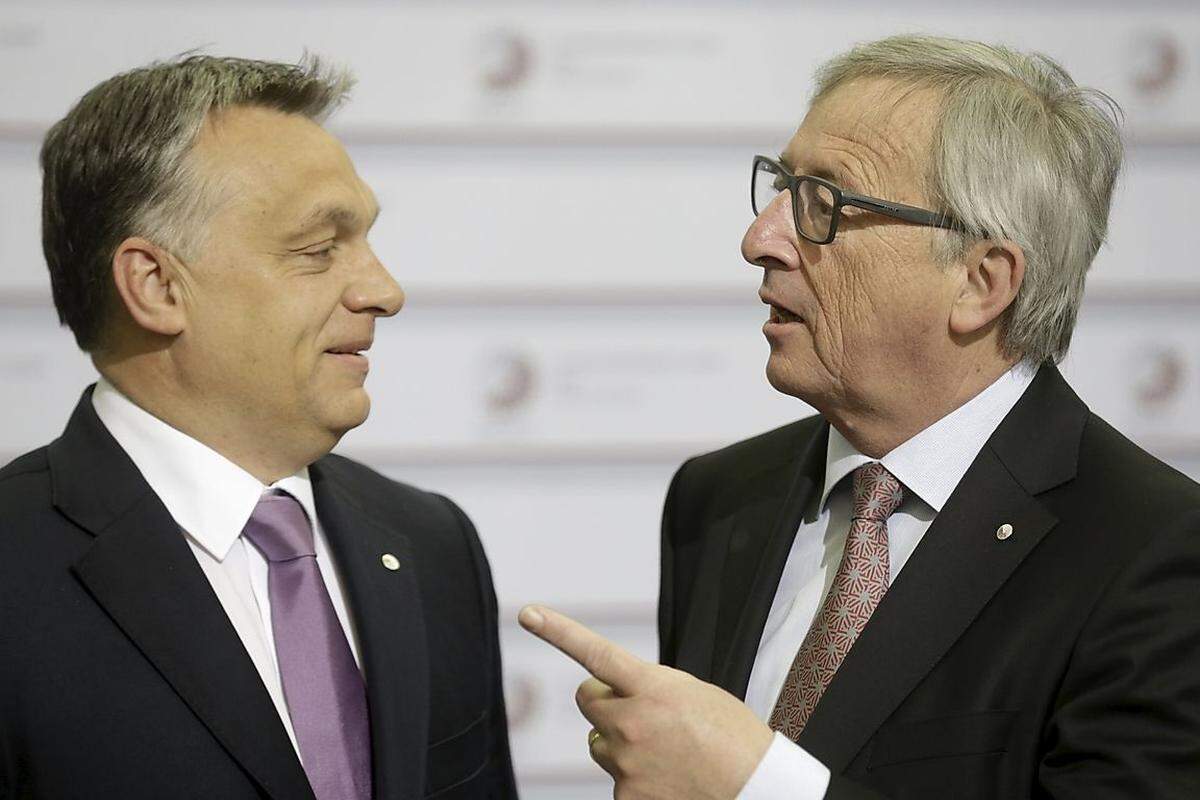 Einen bösen Scherz erlaubte sich Juncker bei Ungars Premier Viktor Orban. "Hallo, Diktator", begrüßte er ihn. Orban behielt die Fassung. (&gt;&gt;&gt; mehr dazu lesen Sie hier)