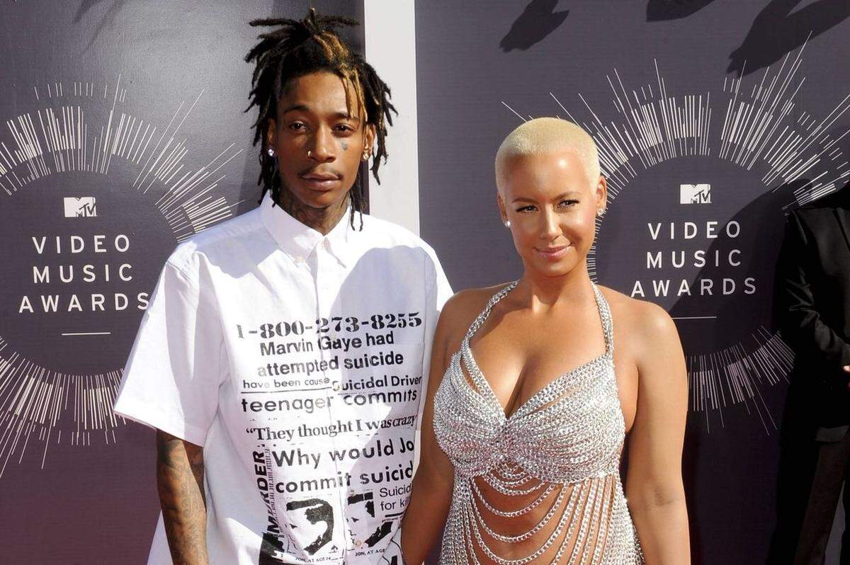 Nach nur einem Jahr Ehe kommt das Beziehungs-Aus für Amber Rose und Wiz Khalifa: das amerikanische Model hat die Scheidung vom dem Rapper eingereicht, wie das Promi- Portal TMZ berichtete. In ihrem Antrag bei einem Gericht in Los Angeles machte Rose die üblichen "unüberbrückbaren Differenzen" geltend. TMZ schreibt, dass diverse Seitensprünge zur Trennung geführt haben sollen. Das Paar hat einen einjährigen Sohn namens Sebastian. Rose beantragte das alleinige Sorgerecht für den Buben. Den Gerichtsdokumenten zufolge will sie Khalifa lediglich ein Besuchsrecht einräumen.