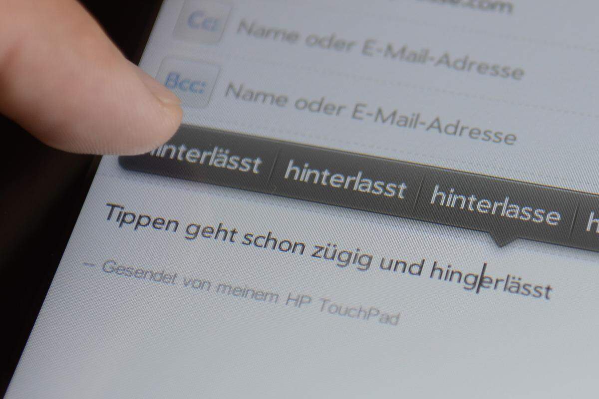 Die Autokorrektur arbeitet mehr oder weniger zuverlässig, je nach Begriff. Einzelne Wörter lassen sich auch dem System hinzufügen, damit es sie das nächste Mal erkennt.Eins muss an dieser Stelle jetzt aber sein. Liebe Hersteller, bitte hört auf, als Standardsignatur "Gesendet von meinem Superduperhypertollen neuen Gerät XY" einzufügen. Nicht alles, womit Apple beginnt, ist es auch wert, nachgeahmt zu werden!