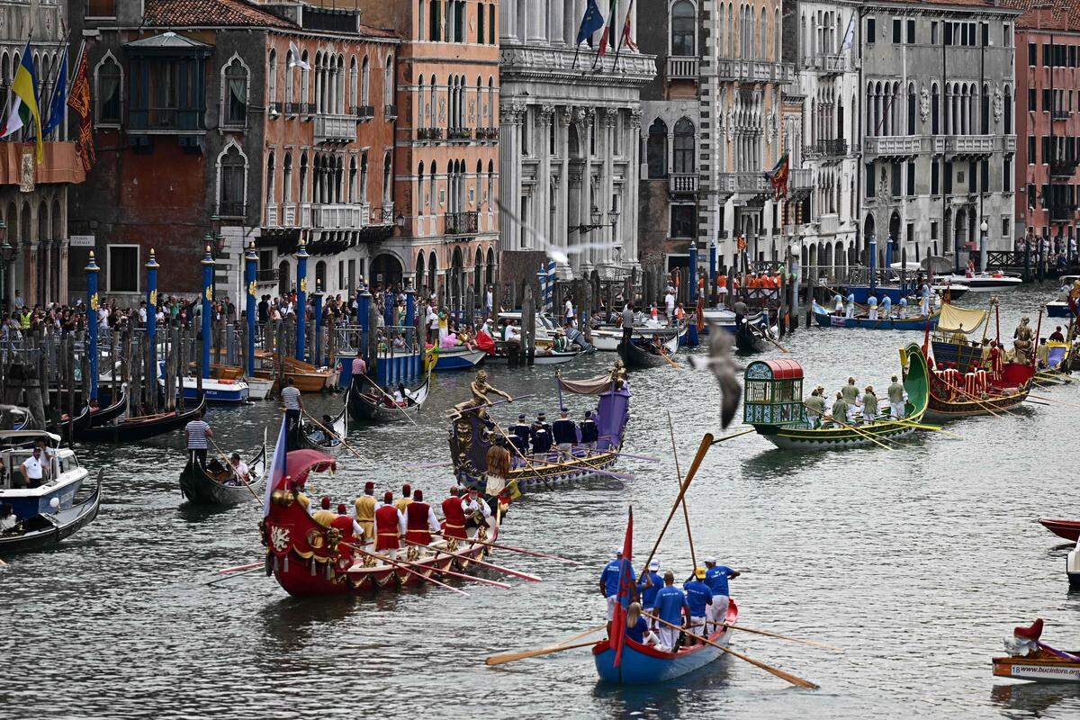 3. September. Ruderer nehmen an der jährlichen historischen Gondel- und Bootsregatta (Regata Storica) auf dem Canale Grande in Venedig teil. Sie soll an die Geschichte Venedigs erinnern. Von diesem Bootsrennen leitet sich zudem der Begriff Regatta her.