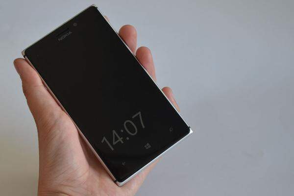 Nokias Lumia 925 hat mit 4,5 Zoll eine angenehme Größe und liegt gut in der Hand. Feine Sache: Am deaktivierten Bildschirm wird die Uhrzeit angezeigt. Zu Beginn ist etwas verwirrend, dass sich der Bildschirm aus diesem Stadium nicht durch eine Berührung des Bildschirms aktivieren lässt. Erst nachdem man den "Power"-Knopf gedrückt hat ...  >> Zum vollständigen Testbericht
