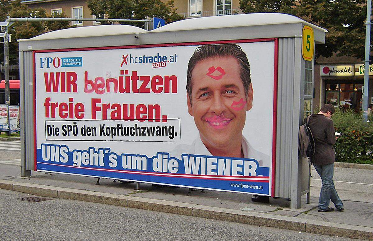 Besonders großen Aufwand betrieben die Plakat-Verschönerer bei Plakaten der Freiheitlichen: Bei diesem Plakat am Bahnhof Hütteldorf waren sie äußerst kreativ - so wurde aus dem Slogan "Wir schützen freie Frauen" schnell "Wir benützen freie Frauen". Die aufgemalten Kussmünder tun ihr übriges.